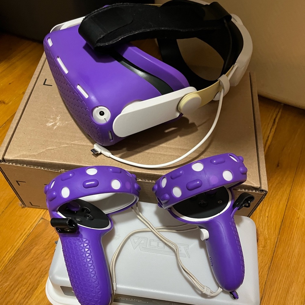 Oculus Quest 2 with accessories included - Picture 2 of 7